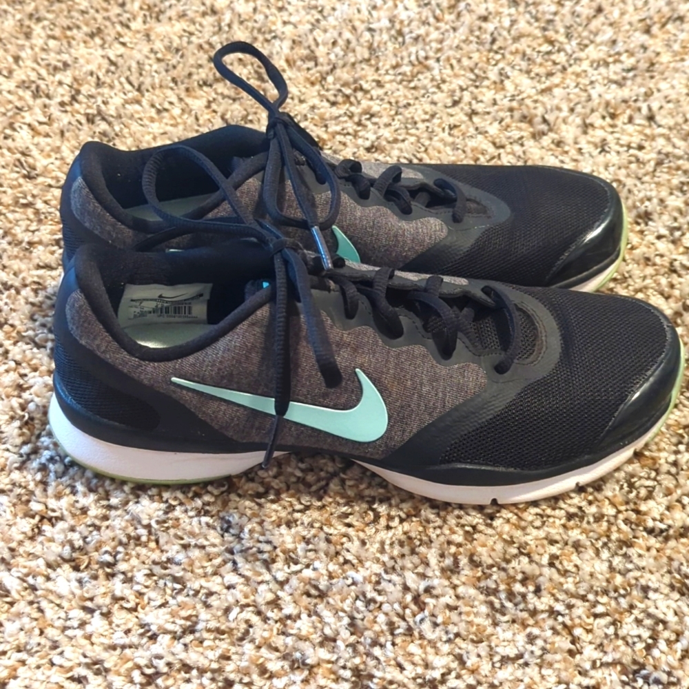 Women's Nike tennis shoes